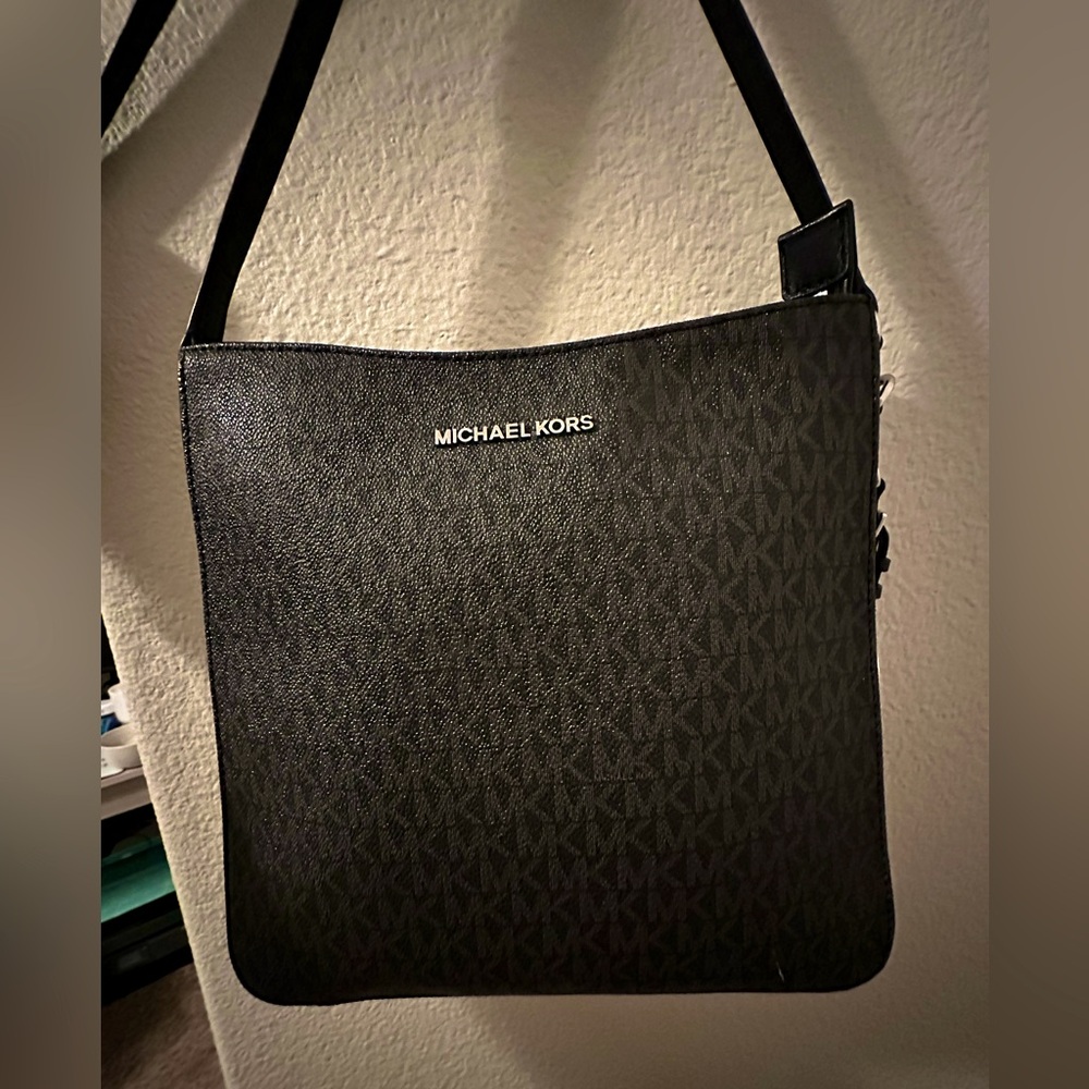 Michael Kors Crossbody in Black Signature